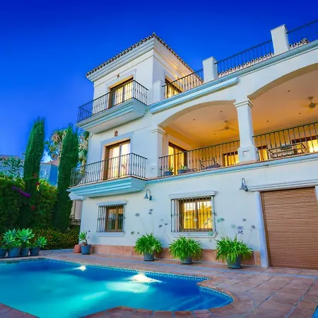 Luxury 5 Bedrooms With Private Pool In Benahavis Estepona