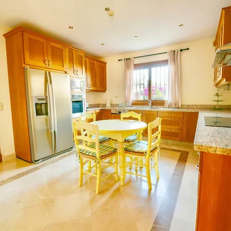 Luxury 5 Bedrooms With Private Pool In Benahavis Villa Estepona