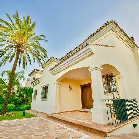 Luxury 5 Bedrooms With Private Pool In Benahavis Villa